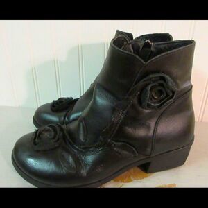 Ankle boot 3 dimensional floral no label sz 8
